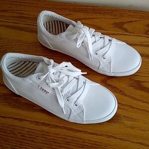 Taos Aneakees